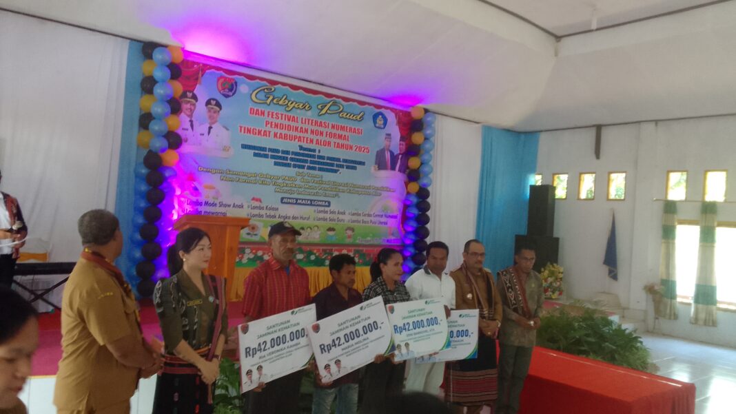Buka Kegiatan Gebyar Paud dan Festival Literasi Numerasi: Bupati Alor Berikan Santunan Jaminan Kematian Kepada 4 Tenaga Kontrak Daerah Dinas Pendidikan