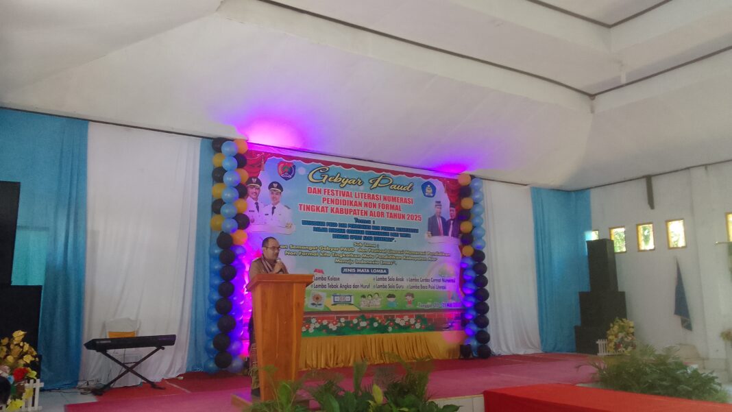 Pendidikan Berkualitas Jadi Kunci Membangun SDM Unggul, Bupati Iskandar Lakamau Beri Beasiswa Kepada 216 Siswa Dalam 100 Hari Kerja