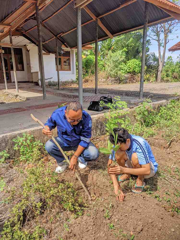Pengurus DPD GAMKI NTT Silaturahmi dan Tanam Pohon Bersama Anak-Anak Disabilitas di Panti Sosial Hit Bia