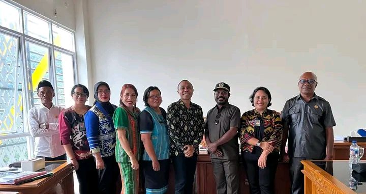 Komisi 3 DPRD Alor Gelar RDP Bahas Benahi Manejemen Rumah Sakit Umum Kalabahi, Ernes Usul Bangun Pos BPJS Di RSU, Piter Usul 50% Bagi Hasil BPJS Kembali Ke RSU Dan Siap Perjuangkan Nasip Para Nakes