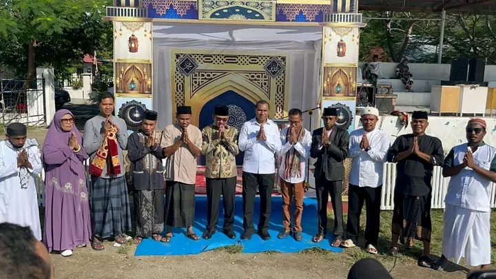 Bupati Alor Dan Wagub NTT Sambut Idul Adha Dengan Sholat Ied Di Stadion Mini Kalabahi, Silahturahmi Bersama Umat