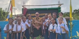 Bupati Iskandar Lakamau Dukung Pendidikan Di Kecamatan Alor Selatan Dengan Memberikan Bantuan Internet Starlink