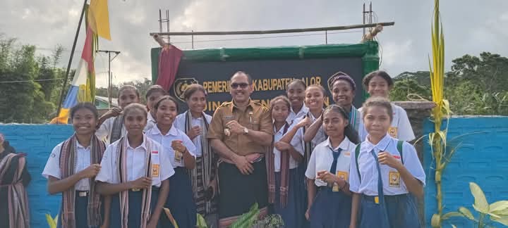 Bupati Iskandar Lakamau Dukung Pendidikan Di Kecamatan Alor Selatan Dengan Memberikan Bantuan Internet Starlink