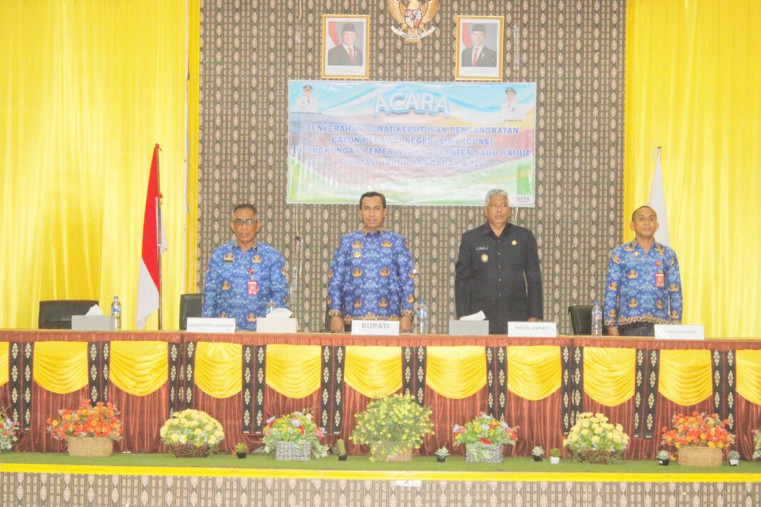 Bupati Sabu Raijua Krisman Riwu Kore Serahkan SK Bagi 61 Orang CPNS