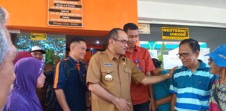 Pantau Pelayanan PT Pos Dan Giro, Momen Hangat Bupati Alor Dengan Para Pensiunan: Pelukan Dan Doa Untuk Masa Depan Kabupaten Alor