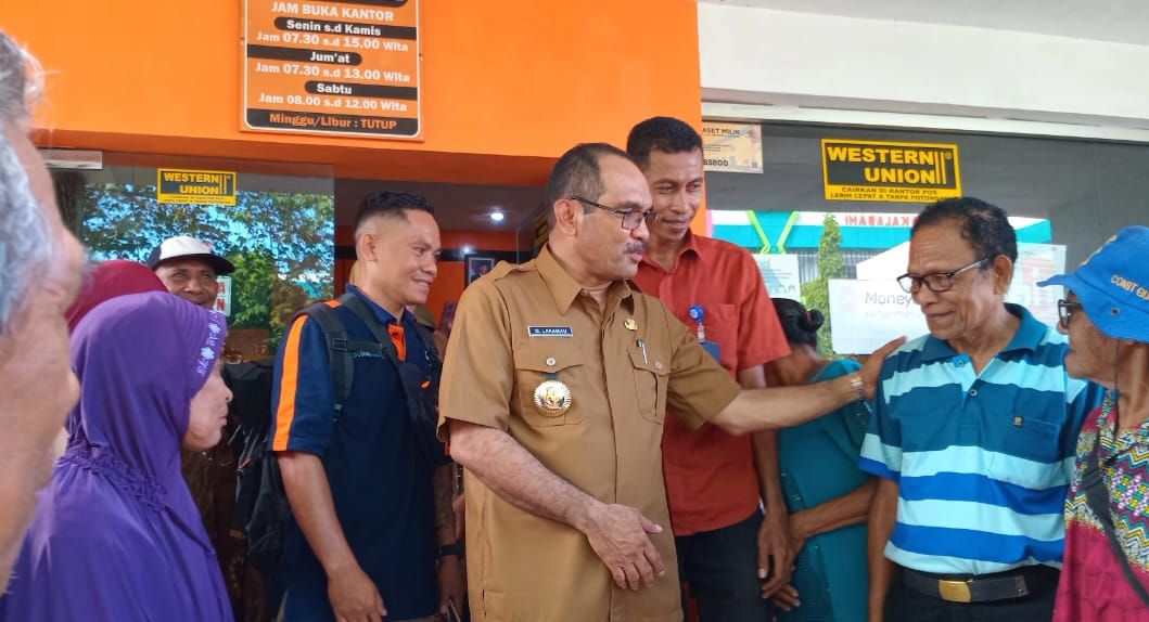Pantau Pelayanan PT Pos Dan Giro, Momen Hangat Bupati Alor Dengan Para Pensiunan: Pelukan Dan Doa Untuk Masa Depan Kabupaten Alor