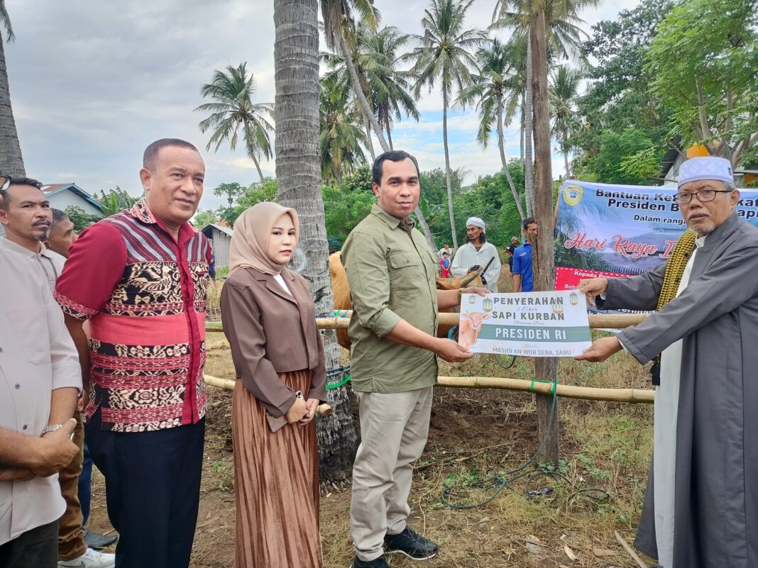 Bupati Sabu Raijua Krisman Riwu Kore Serahkan Bantuan Hewan Qurban Dalam Rangka Hari Raya Idul Adha di Masjid An’ur Seba