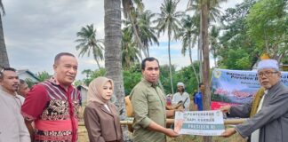 Bupati Sabu Raijua Krisman Riwu Kore Serahkan Bantuan Hewan Qurban Dalam Rangka Hari Raya Idul Adha di Masjid An’ur Seba