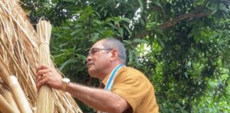 Bupati Iskandar Lakamau: Nilai Persaudaraan Tinggi Dalam Prosesi Pengatapan Rumah Adat