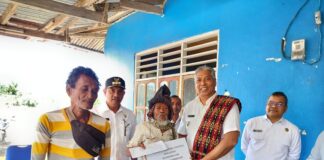 Wakil Bupati Sabu Raijua Thobias Uly Serahkan BLT Triwulan II Bagi Masyarakat di Desa Ledeae