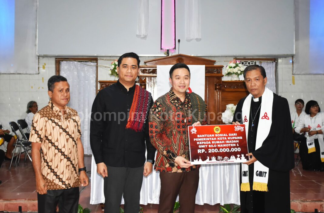 Wali Kota Kupang Christian Widodo Serahkan Bantuan Senilai 200 Juta Untuk GMIT Silo Naikoten I