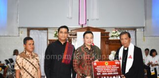 Wali Kota Kupang Christian Widodo Serahkan Bantuan Senilai 200 Juta Untuk GMIT Silo Naikoten I