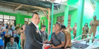 Komitmen Wujudkan Swasembada Pangan, Bupati Sabu Raijua Serahkan Bantuan Alsintan Kepada Para Kelompok Tani