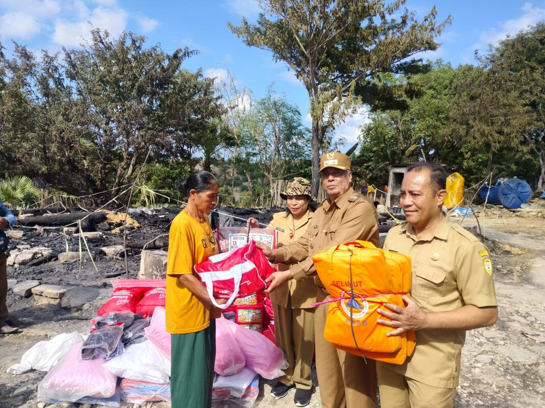 Wakil Bupati Sabu Raijua Thobias Uly Serahkan Bantuan Bagi Korban Kebakaran di Desa Eilogo