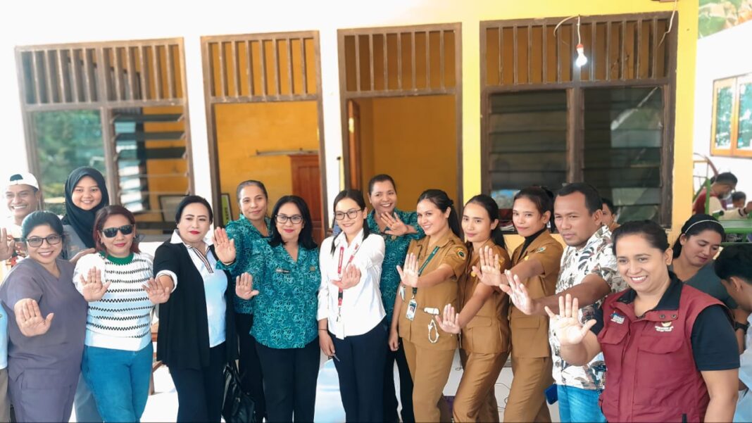 Wakil Ketua TP-PKK Sabu Raijua Felmy Uly-Manafe Lakukan Penyuluhan dan Vaksinasi di Posyandu Waware Desa Menia