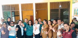 Wakil Ketua TP-PKK Sabu Raijua Felmy Uly-Manafe Lakukan Penyuluhan dan Vaksinasi di Posyandu Waware Desa Menia