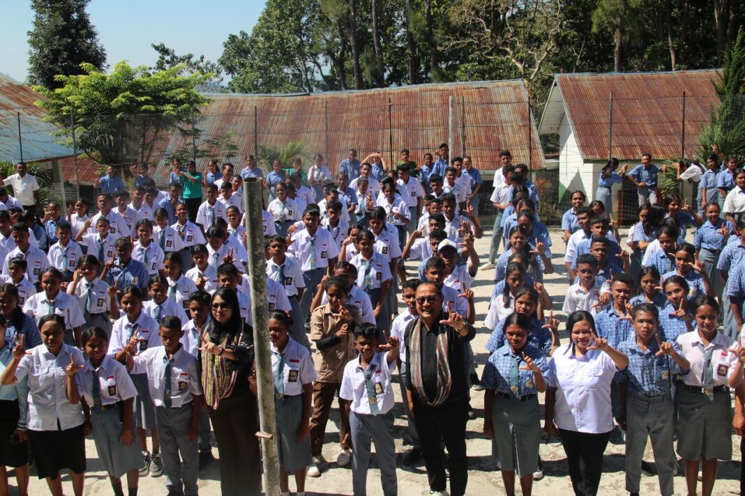 Tiga Anggota Komisi V DPRD NTT Lakukan Kunjungan Kerja di SMA Kristen Kapan dan SMA Negeri Kapan