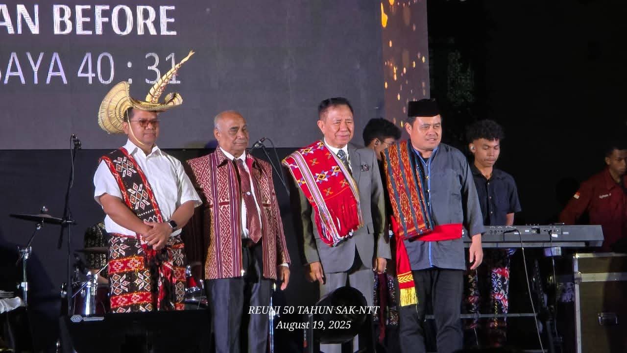Sekolah Alkitab Kupang Rayakan 50 Tahun Pelayanan: Reuni Emas dan Syukuran Penuh Sukacita 1 Dari kiri ke kanan: Pdt. Dr. David S. Latupeirissa (Ketua Panitia), Pdt. Abraham S. Nenobais (Pimpinan Sekolah / Ketua Majelis Daerah GPdI NTT), Pdt. Dr. John Weol, M.M., M.Th (Ketum GPdI), Pdt. Dr. Tommy Lantang, M.Th (Alumni/ Pembicara)