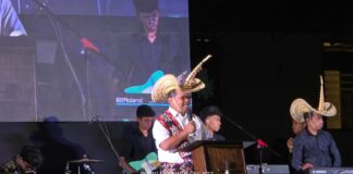 Sekolah Alkitab Kupang Rayakan 50 Tahun Pelayanan: Reuni Emas dan Syukuran Penuh Sukacita Ketua Panitia, Dr. David S. Latupeirissa, menyampaikan laporan panitia