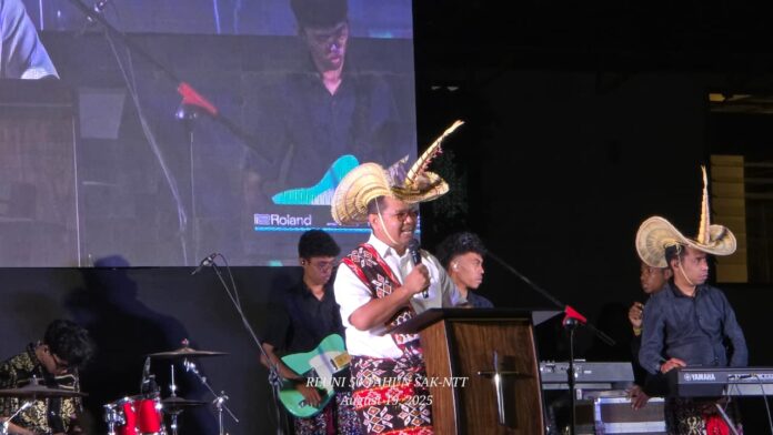 Ketua Panitia, Dr. David S. Latupeirissa, menyampaikan laporan panitia Ketua Panitia, Dr. David S. Latupeirissa, menyampaikan laporan panitia