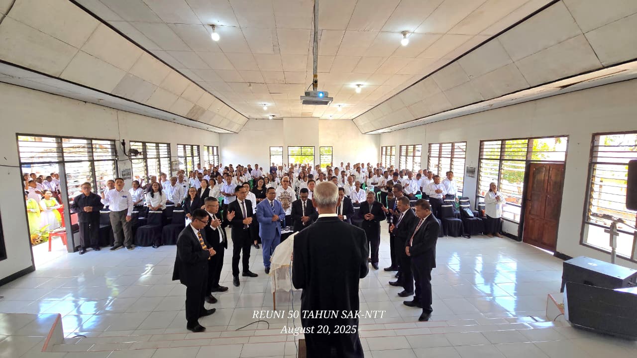 Sekolah Alkitab Kupang Rayakan 50 Tahun Pelayanan: Reuni Emas dan Syukuran Penuh Sukacita 2 Suasana Ibadah Penutupan disertai Perjamuan Kudus