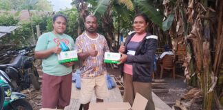 Ketua Komisi 3 DPRD Alor Ernes Mokoni Salurkan Bantuan 40 Dos Benang Untuk Kelompok Tenun Ikat Di Desa Mausamang