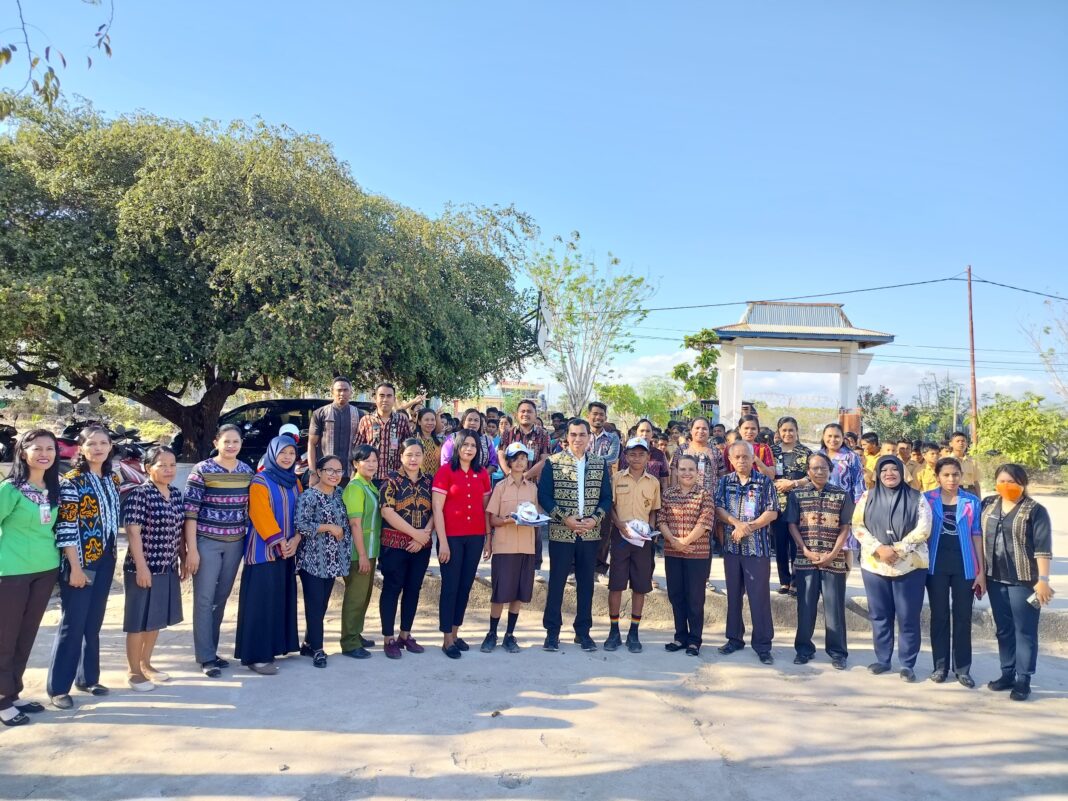 Bupati Krisman Riwu Kore Menyerahkan Pakaian Seragam Gratis Bagi Para Siswa di SDN 1 Seba dan SMP Negeri 2 Sabu Barat