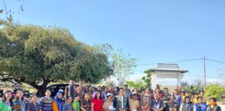 Bupati Krisman Riwu Kore Menyerahkan Pakaian Seragam Gratis Bagi Para Siswa di SDN 1 Seba dan SMP Negeri 2 Sabu Barat