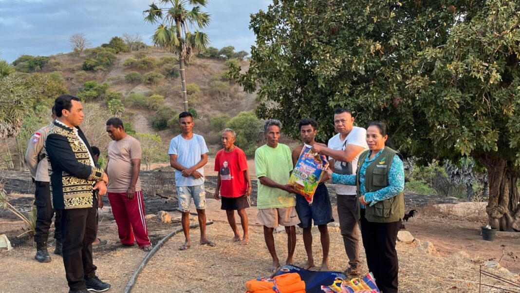 Bupati Sabu Raijua Krisman Riwu Kore Hadir Langsung Memberikan Bantuan Bagi Korban Kebakaran Rumah di Desa Ledeke