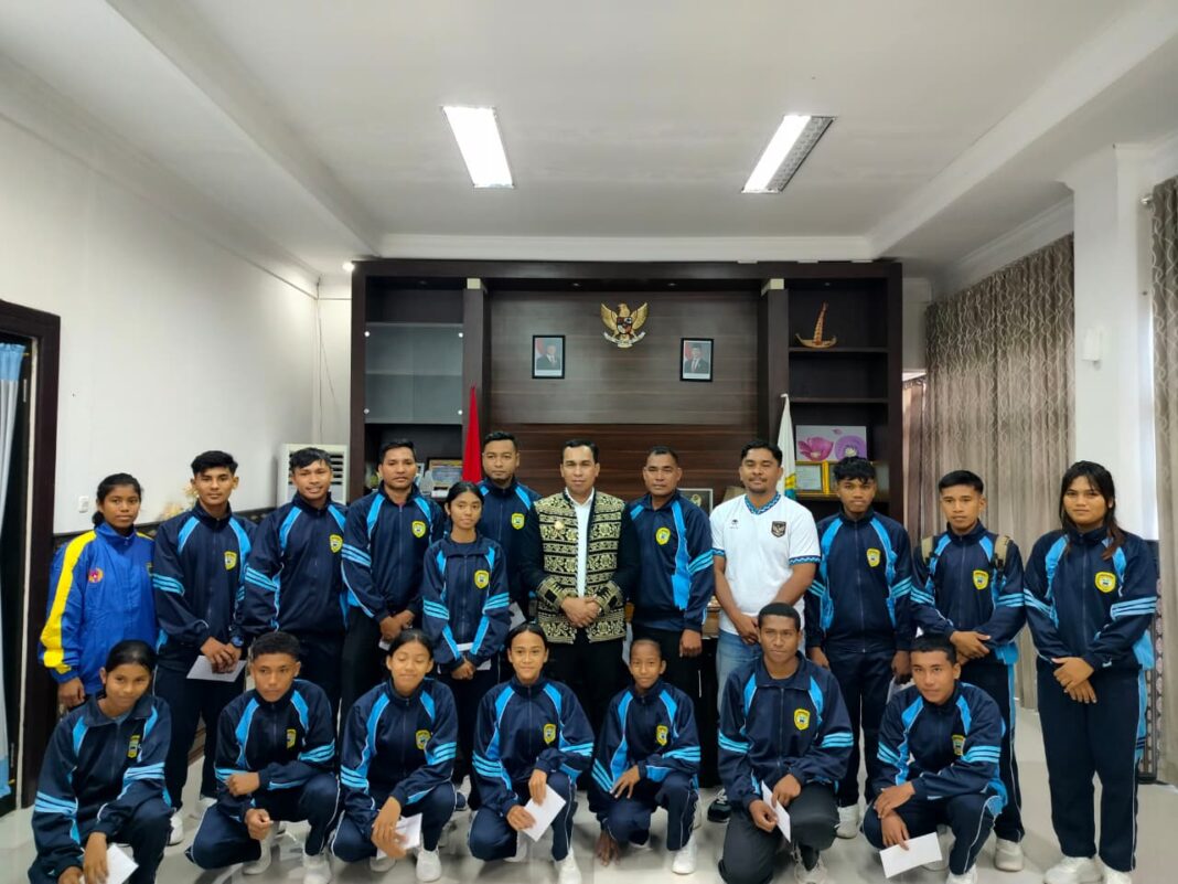 Bupati Sabu Raijua Serahkan Langsung Bonus Kepada Para Atlet Yang Meraih Medali Saat Mengikuti Ajang POPDA Ke- VII NTT Tahun 2025