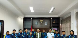 Bupati Sabu Raijua Serahkan Langsung Bonus Kepada Para Atlet Yang Meraih Medali Saat Mengikuti Ajang POPDA Ke- VII NTT Tahun 2025