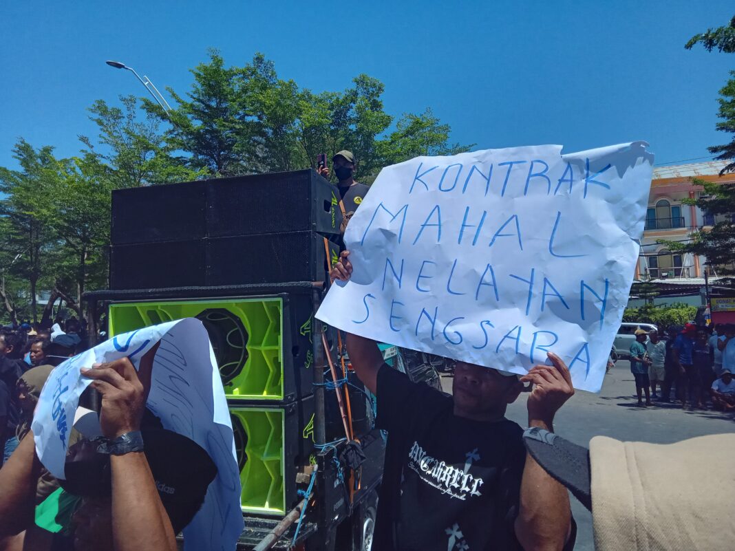 Ratusan Nelayan Lakukan Demonstrasi di Depan Kantor Gubenur NTT : Pergub Nomor 33 Tahun 2025 Disebut Sebagai Sumber Masalah