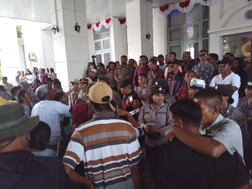 Forum Masyarakat Peduli Kabupaten Kupang Gelar Aksi Untuk Halau Ketua Umum LP2TRI CS Yang Hendak Segel Kantor Bupati Soal Dana Seroja