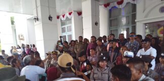 Forum Masyarakat Peduli Kabupaten Kupang Gelar Aksi Untuk Halau Ketua Umum LP2TRI CS Yang Hendak Segel Kantor Bupati Soal Dana Seroja