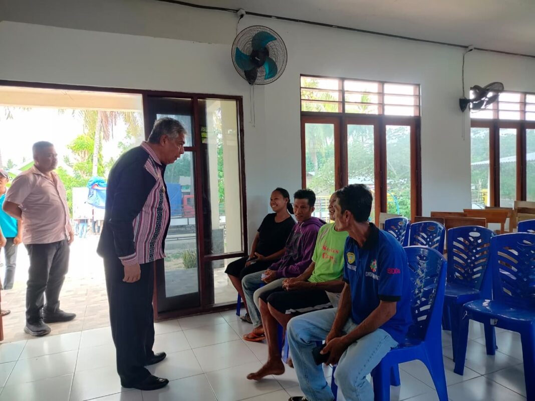 Wabup Sabu Raijua Thobias Uly Meninjau Langsung Pelaksanaan Kegiatan Pasar Murah di Desa Lobodei