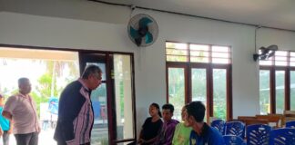 Wabup Sabu Raijua Thobias Uly Meninjau Langsung Pelaksanaan Kegiatan Pasar Murah di Desa Lobodei