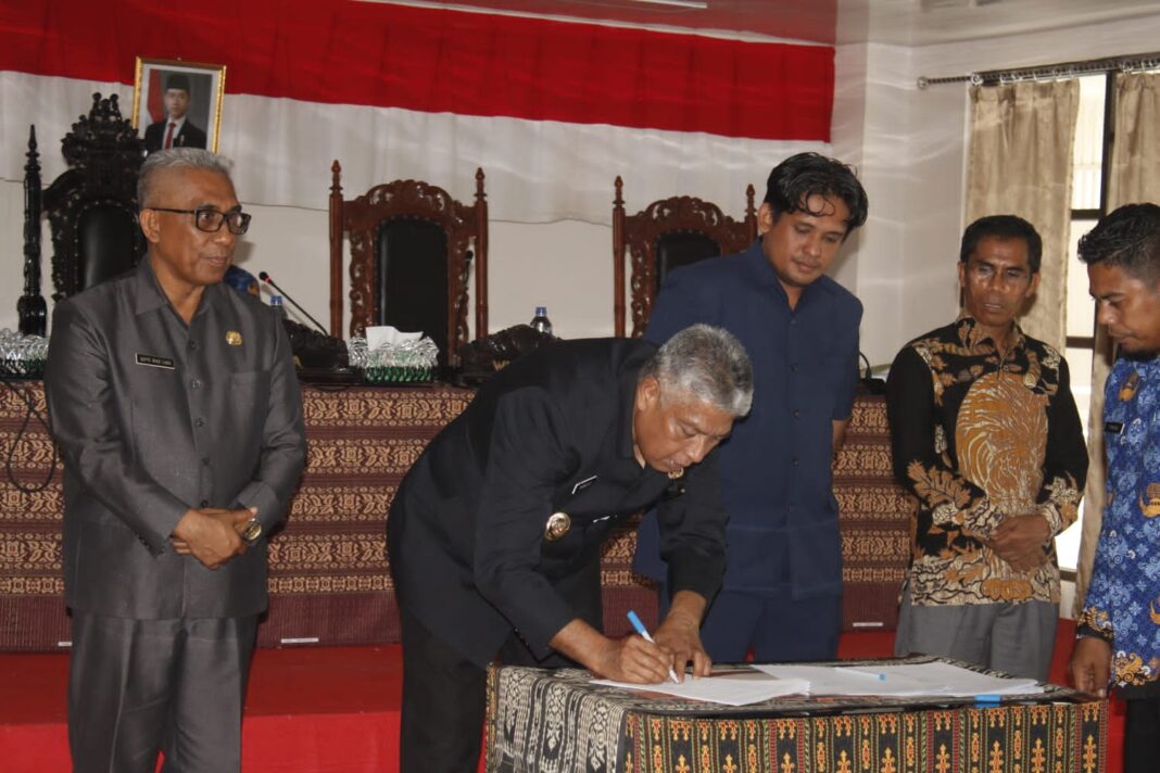 Wabup Thobias Uly Hadiri Penandatanganan Kesepakatan Bersama Antara Pemerintah Kabupaten Sabu Raijua dan DPRD Tentang Kebijakan Umum Anggaran dan Plafon Anggaran Sementara Tahun 2026