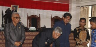 Wabup Thobias Uly Hadiri Penandatanganan Kesepakatan Bersama Antara Pemerintah Kabupaten Sabu Raijua dan DPRD Tentang Kebijakan Umum Anggaran dan Plafon Anggaran Sementara Tahun 2026