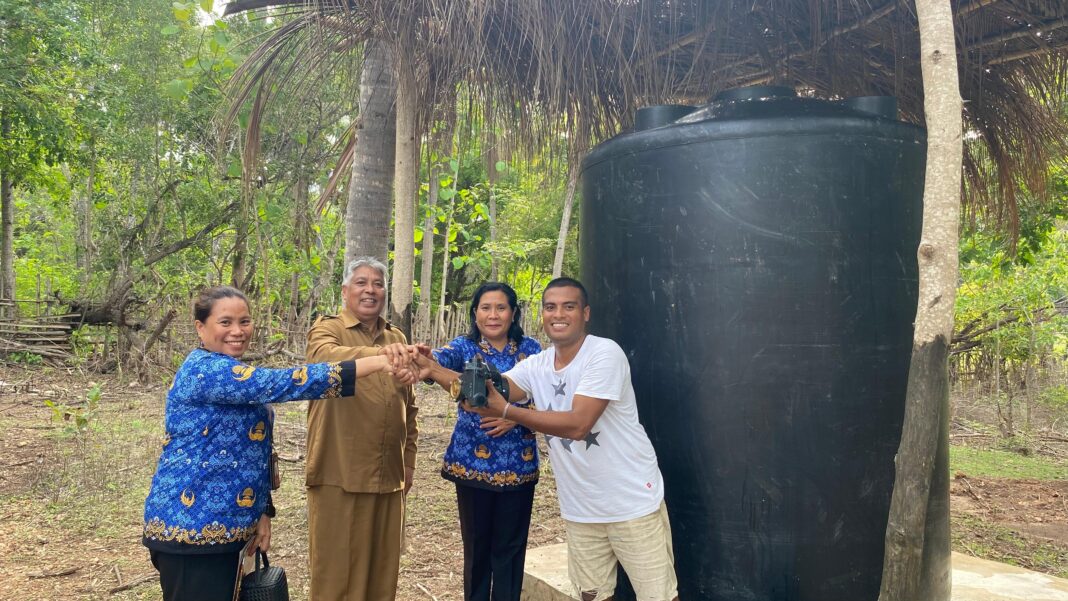 Wabup Thobias Uly Serahkan Langsung Bantuan Tandon dan Keran Serta Pompa Air di Kecamatan Sabu Timur