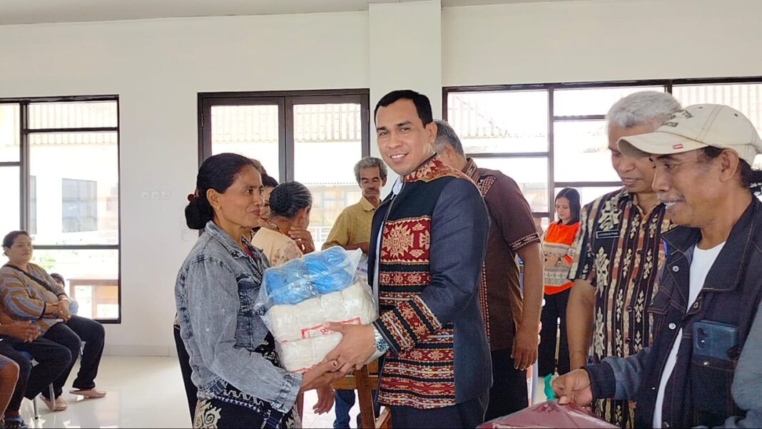 Bupati Sabu Raijua Serahkan Peralatan Produksi Bagi Pelaku Usaha Industri Tenun Ikat dan Penyadap Nira Lontar Serta Nelayan