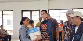 Bupati Sabu Raijua Serahkan Peralatan Produksi Bagi Pelaku Usaha Industri Tenun Ikat dan Penyadap Nira Lontar Serta Nelayan