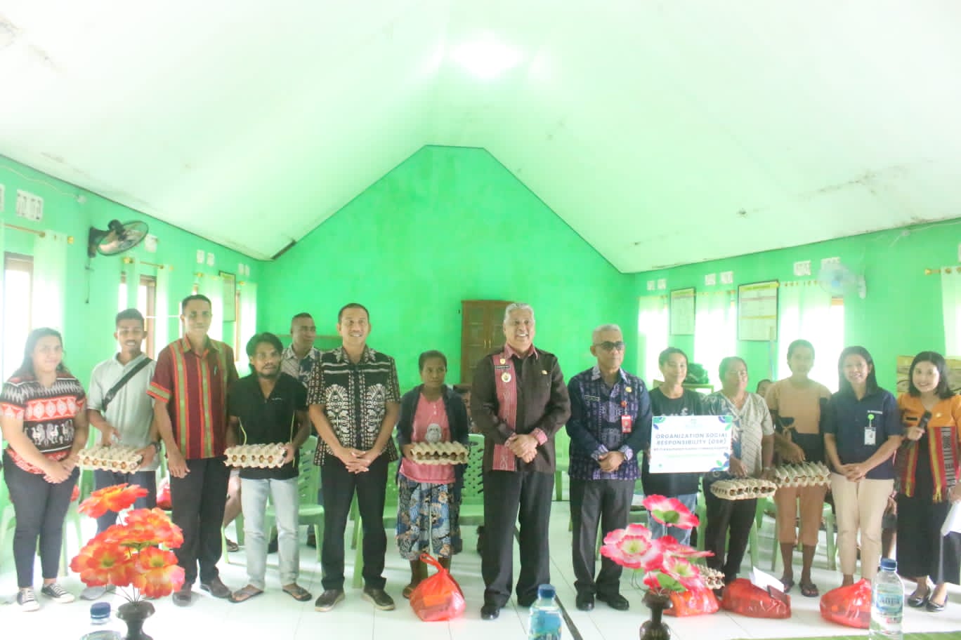 Wabup Thobias Uly Serahkan Bantuan Bahan Makanan Bagi Balita di Desa Eilode dan Desa Lobodei 4 IMG 20251219 WA0000 1