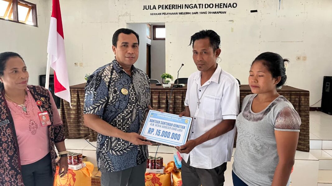 Bupati Krisman Riwu Kore Serahkan Bantuan Kepada Penyandang Disabilitas, Lansia dan Anak Terlantar di Kecamatan Sabu Timur