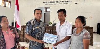 Bupati Krisman Riwu Kore Serahkan Bantuan Kepada Penyandang Disabilitas, Lansia dan Anak Terlantar di Kecamatan Sabu Timur
