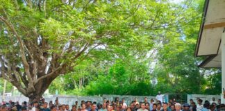 Bupati Sabu Raijua Krisman Riwu Kore Serahkan Secara Simbolis Bantuan Alat Tangkap Ikan dan Perahu Ketinting Bagi Para Nelayan