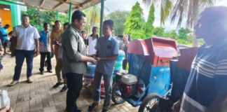 Bupati Sabu Raijua Terus Bekerja, Awal Tahun Langsung Bagi-Bagi Alat Pertanian