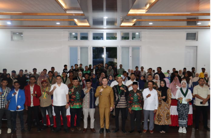 Walikota Kupang, dr Christian Widodo didampingi Kepala Dinas PTSP Kota Kupang, Andre Otta kfoto bersama kader HMI di Aula Rujab Walikota Kupang