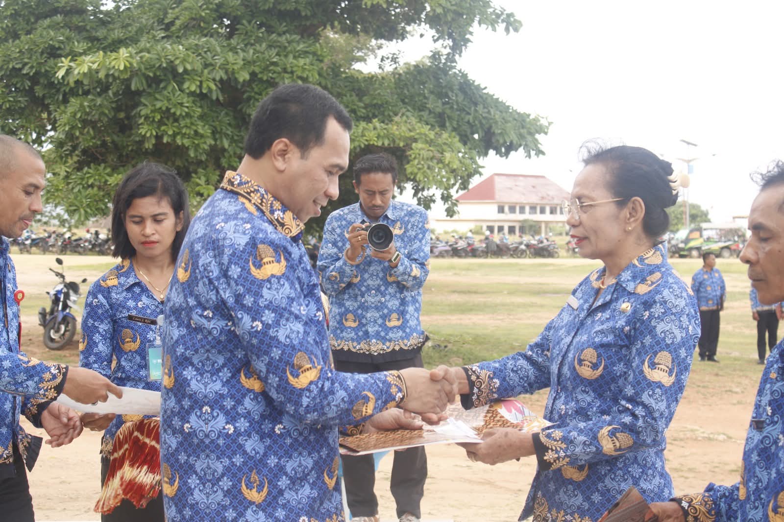 Pesan Bupati Sabu Raijua kepada 1.195 PPPK Paruh Waktu: Disiplin dan Kedepankan Etika Pelayanan 4 Bupati Sabu Raijua, Krisman Riwu Kore saat menyerahkan SK kepada salah satu perwakilan PPPK Paruh Waktu