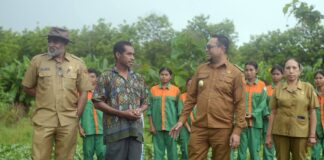 Untung Rp24 Juta Sekali Panen, Wakil Bupati Belu Beri Dukungan Berkelanjutan bagi Petani Kol di Kakuluk Mesak Wakil Bupati Belu, Vicente Hornai Goncalves ketika berdialog dengan petani kol di Desa Kabuna, Kecamatan Kakuluk Mesak di sela-sela kegiatan panen kol