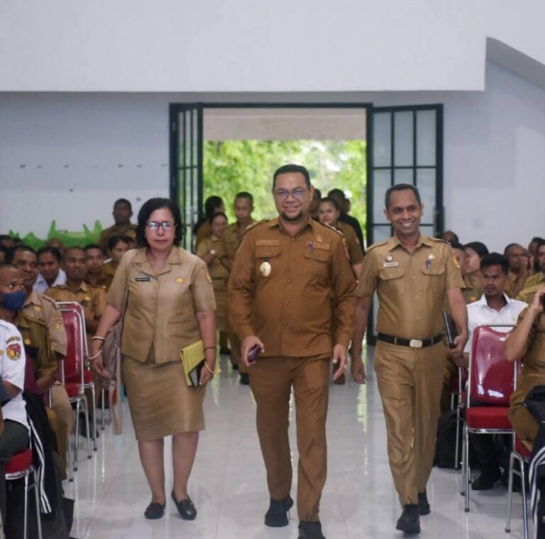 Wakil Bupati Belu, Vicente Hornai Gonsalves, ST ketika memasuki Gedung Wanita Betelalenok, Atambua untuk melakukan pertemuan bersama kepala sekolah di Kabupaten Belu